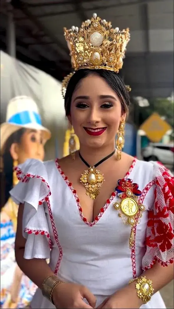 Reina de la Pollera 2025 luciendo el prendado de gala completo, hecho a mano.